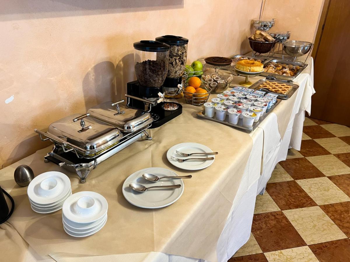 Hotel Marina Torri del Benaco Kültér fotó